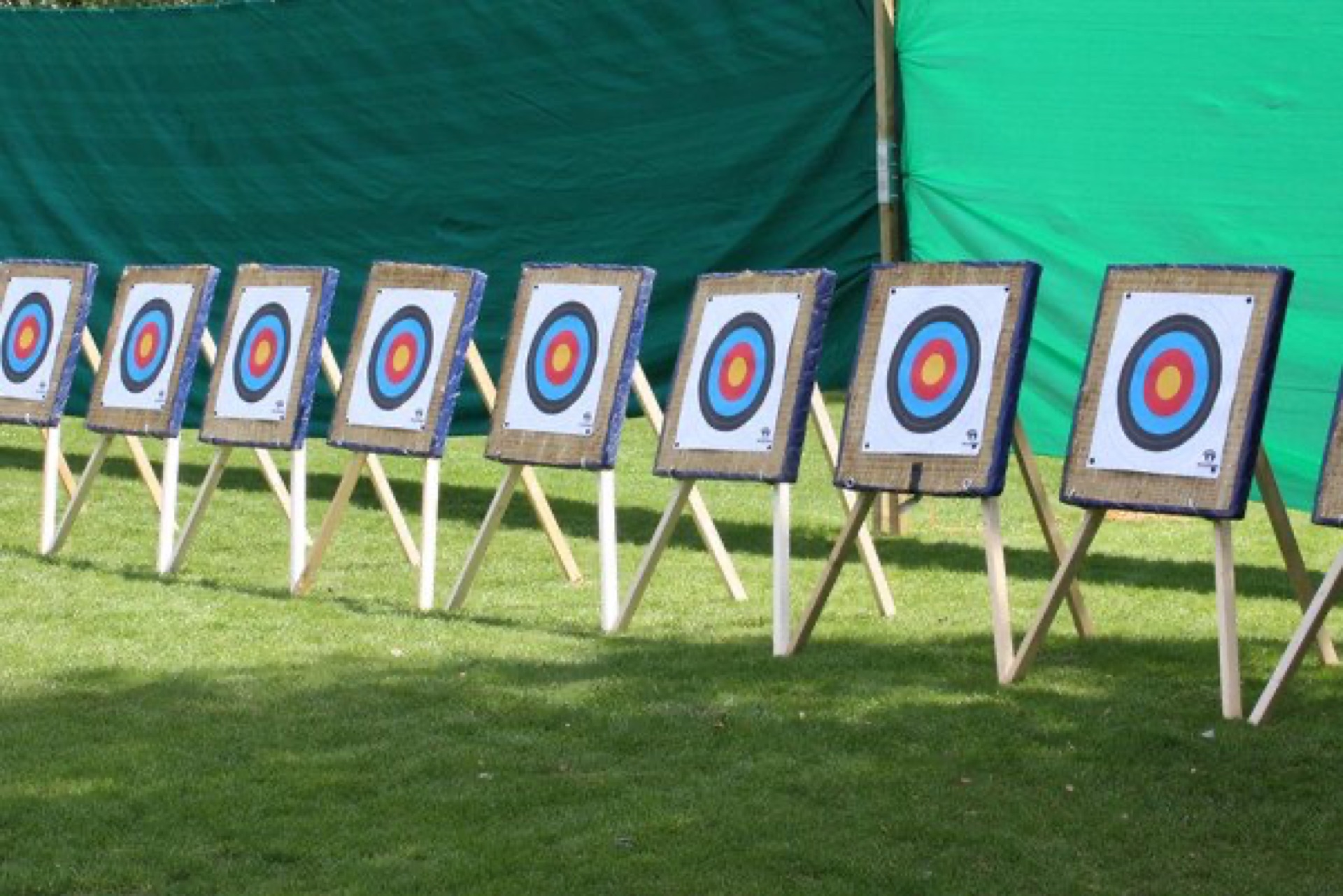 Bogenschießen: Pfeil und Bogen während des Teamevents